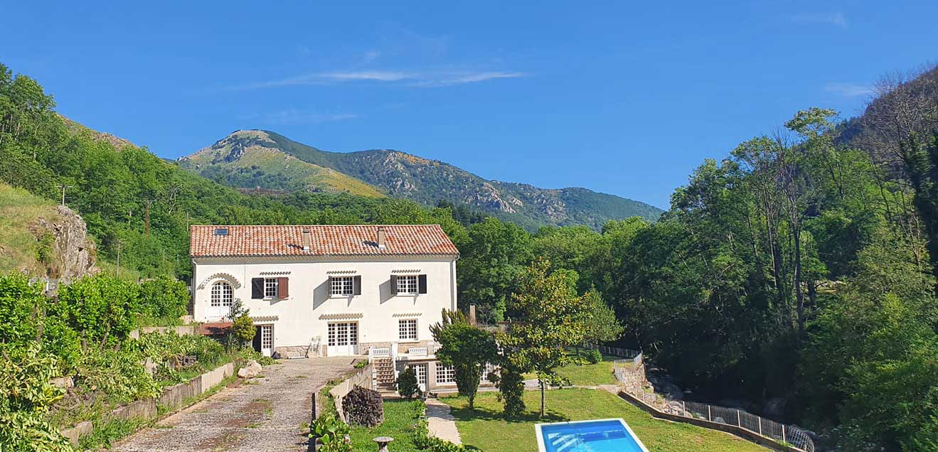Grand-Gite-laviolle-coulassou-ardeche-piscine-nature-piscine-riviere-groupe Grand gite avec piscine et spa à Laviolle en Ardèche pour 15 personnes en bordure de rivière