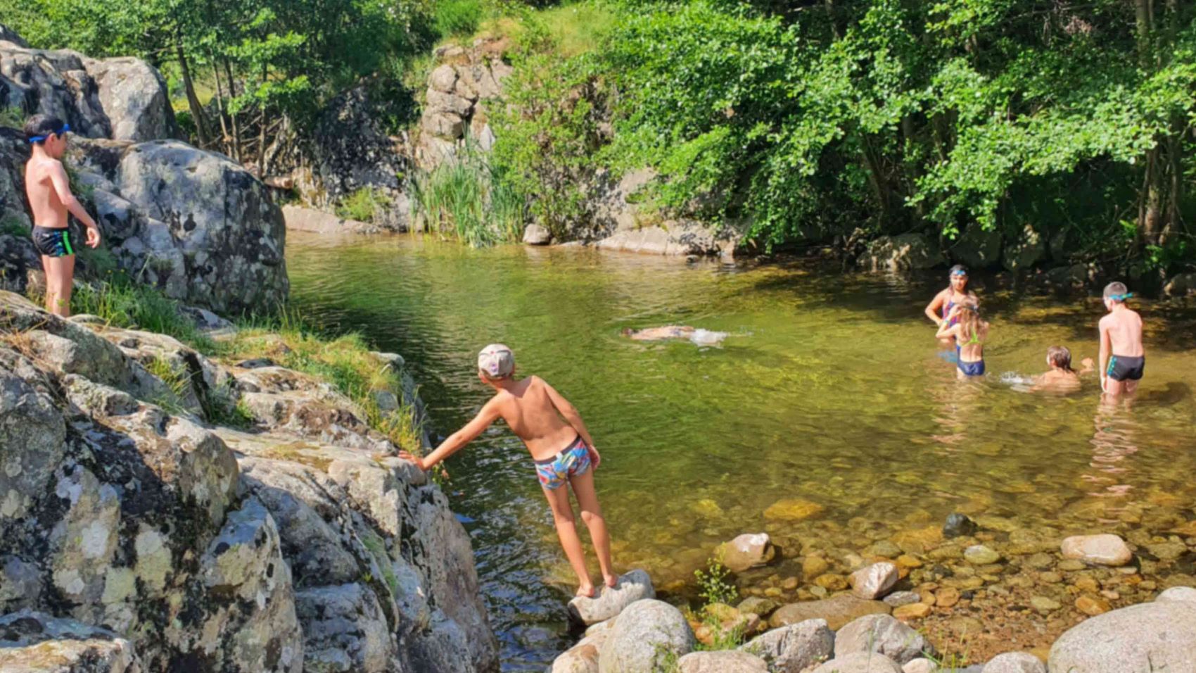 enfants qui se baignent dans la rivière en Ardèche