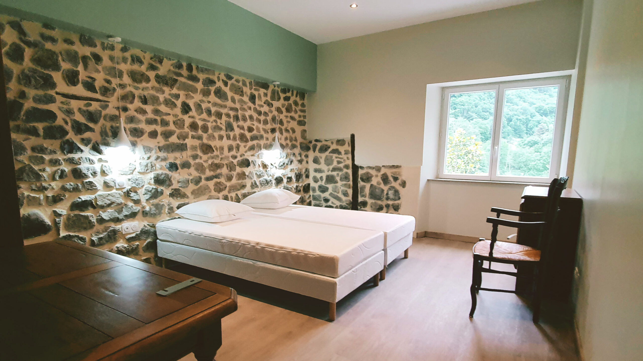 Chambre 4 Chambre 4 avec mur de tete de lit en pierre décoration rustique