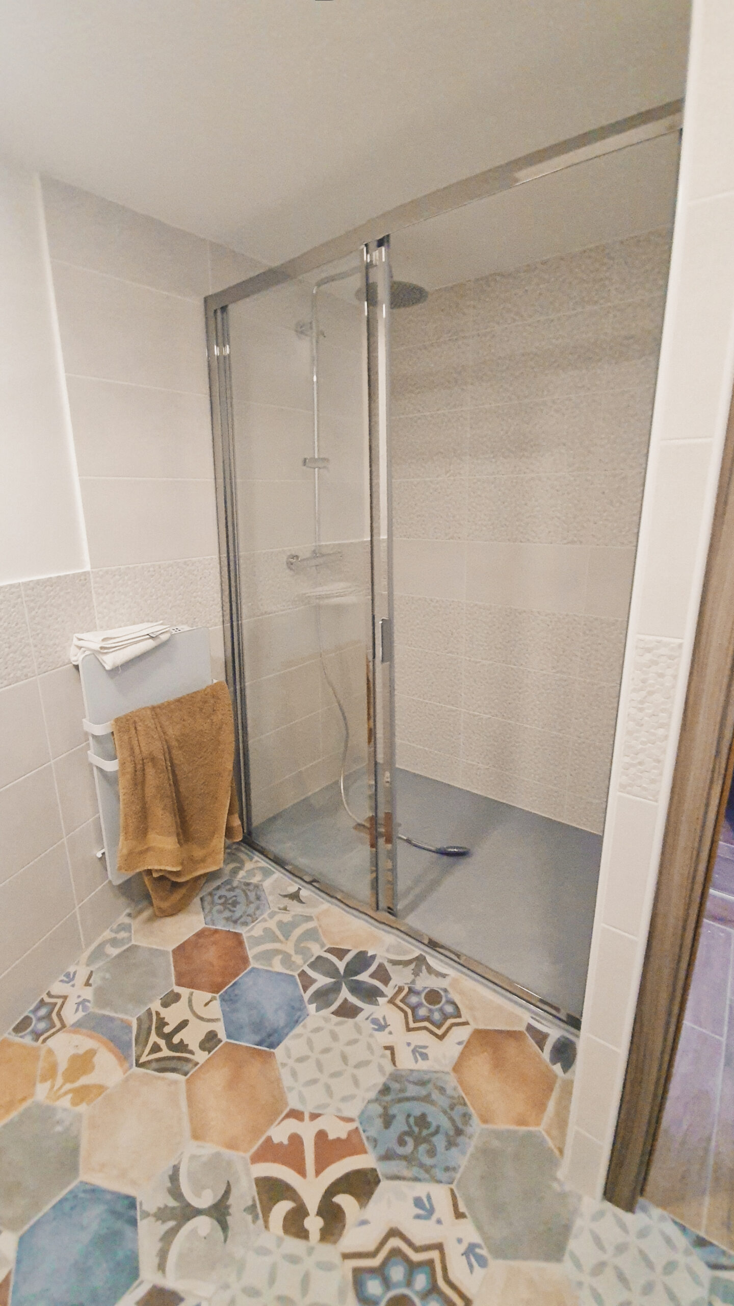 Salle de douche de la chambre 1 Salle de douche à l'italienne avec carreaux de ciment