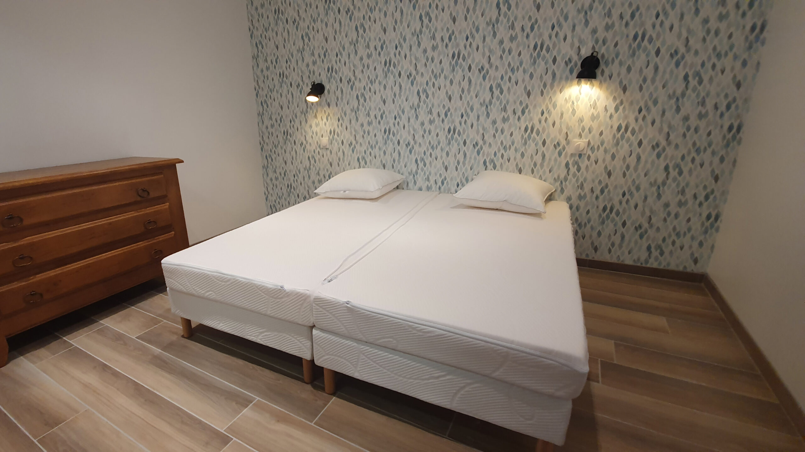 Chambre 6 Chambre avec commode en chêne et deux lits simples
