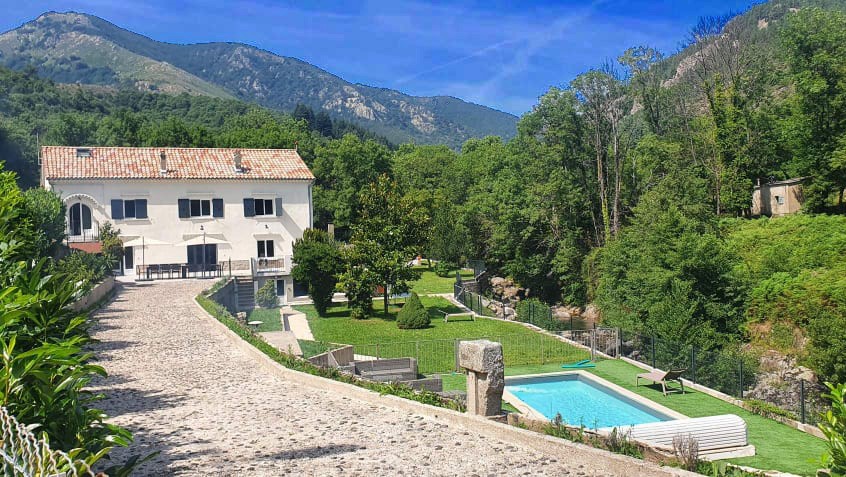 gite de groupe pour vacances en ardeche avec piscine